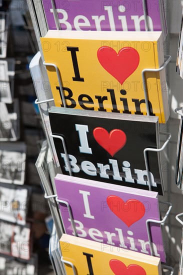 Allemagne (Germany), Berlin, Porte de Brandebourg, Friederichstrasse, enfant choisissant des cartes postales,