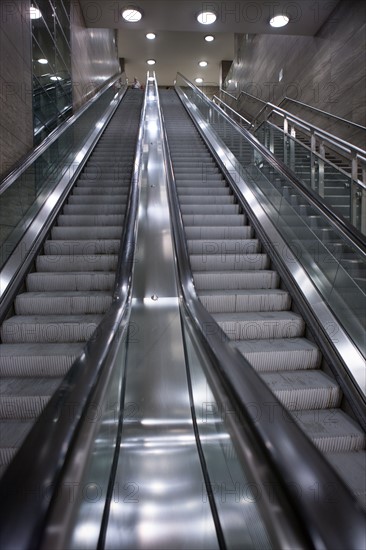 Allemagne (Germany), Berlin, Porte de Brandebourg, Friederichstrasse, station de metro, U-Bahn, escalator,