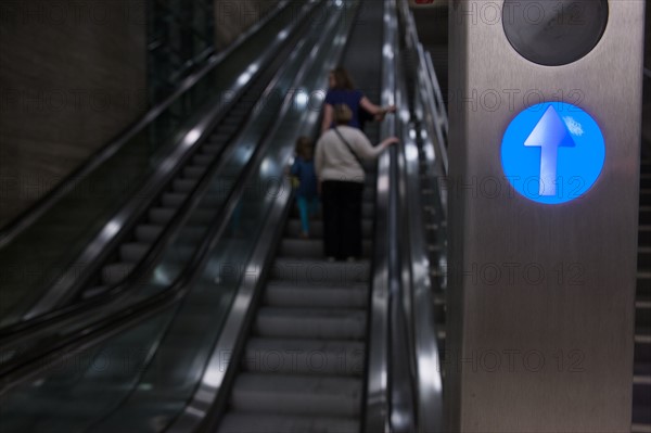 Allemagne (Germany), Berlin, Porte de Brandebourg, Friederichstrasse, station de metro, U-Bahn, escalator,