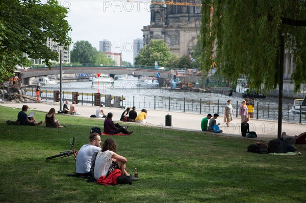 Allemagne (Germany), Berlin, Museuminsell (Ile aux Musees), Monbijou Park, transats sur la pelouse au bord de la Spree,