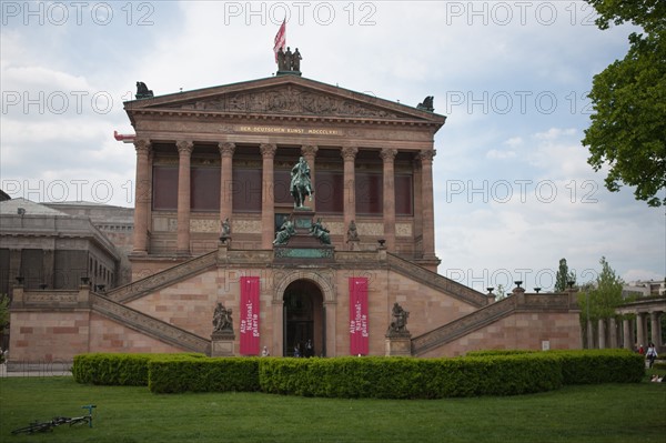 Allemagne (Germany), Berlin, Museuminsell (Ile aux Musees), Alte Nationalgalerie, Musee des Beaux-Arts, colonnade