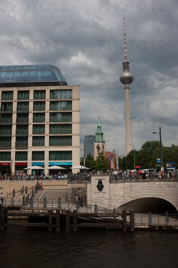 Allemagne (Germany), Berlin, Museuminsell (Ile aux Musees), berges de la Spree, remontant vers Alexanderplatz, Karl-Liebknecht Strasse, Tour Fernsehturm, tour de television de Berlin Est,