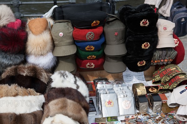 Allemagne (Germany), Berlin, Museuminsell (Ile aux Musees), remontant vers Alexanderplatz, Karl-Liebknecht Strasse, vendeur d'objets evoquant Berlin Est, ostalgie, casquette, uniforme