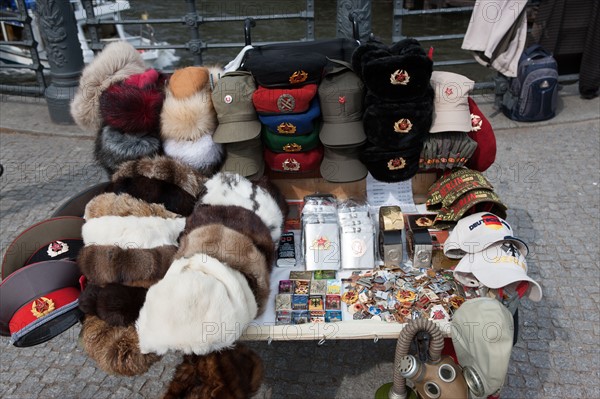 Allemagne (Germany), Berlin, Museuminsell (Ile aux Musees), remontant vers Alexanderplatz, Karl-Liebknecht Strasse, vendeur d'objets evoquant Berlin Est, ostalgie, casquette, uniforme