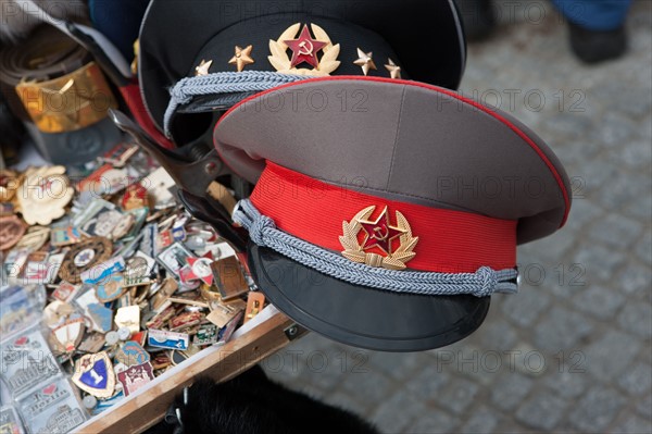 Allemagne (Germany), Berlin, Museuminsell (Ile aux Musees), remontant vers Alexanderplatz, Karl-Liebknecht Strasse, vendeur d'objets evoquant Berlin Est, ostalgie, casquette, uniforme