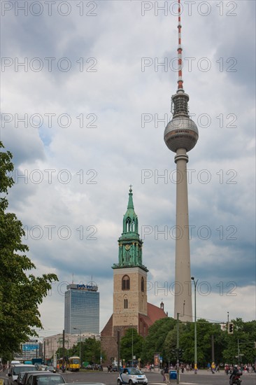 Allemagne (Germany), Berlin, remontant vers Alexanderplatz, Karl-Liebknecht Strasse, eglise Sainte-Marie et Tour Fernsehturm, tour de television de Berlin Est, Marienkirche,