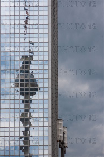 Allemagne (Germany), Berlin, immeuble refletant la Tour Fernsehturm, tour de television de Berlin Est, remontant vers Alexanderplatz, Karl-Liebknecht Strasse,