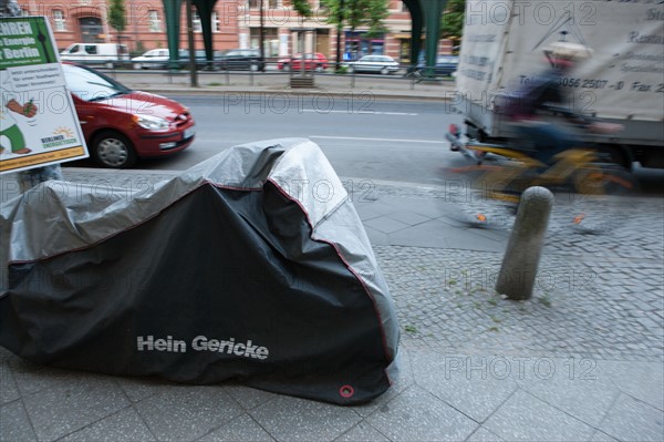 Allemagne (Germany), Berlin, Prenzlauer Berg, rue sous le metro, S-Bahn, moto recouverte par une bache,