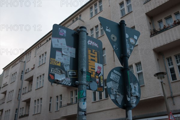 Allemagne (Germany), Berlin, Prenzlauer Berg, pres de Mauer Park, panneaux et stickers