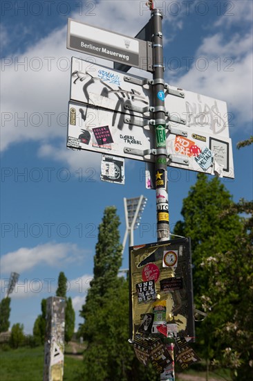 Allemagne (Germany), Berlin, Prenzlauer Berg, Mauer Park, vestiges du Mur de Berlin, panneaux et stickers,