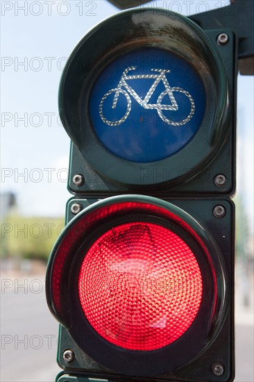 Allemagne (Germany), Berlin, Prenzlauer Berg, Bernauer Strasse, feu pour cycliste,