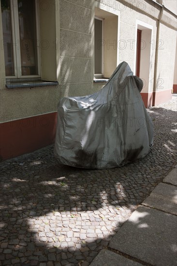 Allemagne (Germany), Berlin, Prenzlauer Berg, deux roues bache,