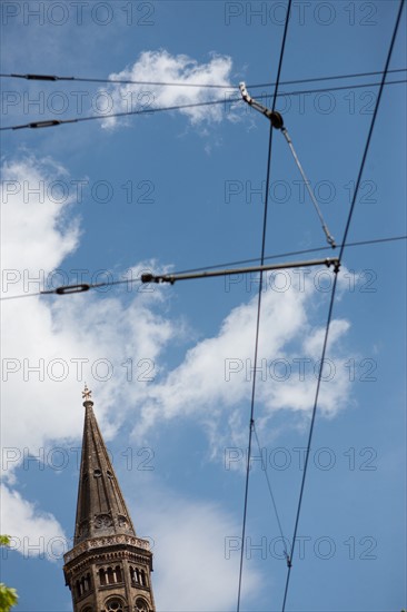 Allemagne (Germany), Berlin, Prenzlauer Berg, clocher, eglise et ligne de tramway,