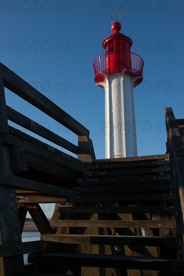 France, region Basse Normandie, Calvados, Cote fleurie, Trouville-sur-Mer, plage, jetee, estacade, phare, mer