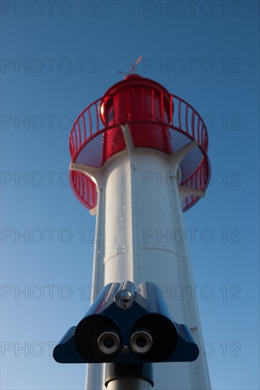 France, region Basse Normandie, Calvados, Cote fleurie, Trouville-sur-Mer, plage, jetee, estacade, phare, mer