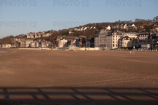 France, region Basse Normandie, Calvados, Cote fleurie, Trouville-sur-Mer, plage, jetee, estacade, phare, mer