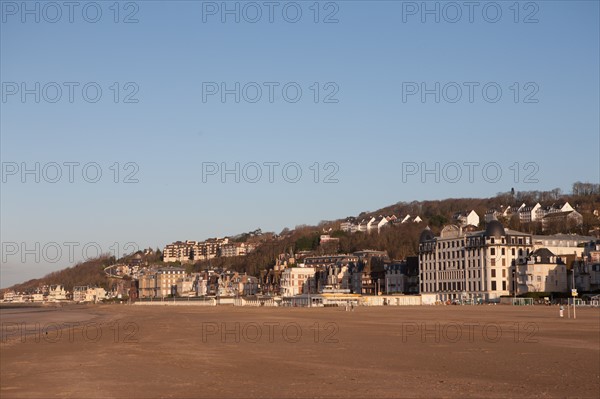 France, region Basse Normandie, Calvados, Cote fleurie, Trouville-sur-Mer, plage, jetee, estacade, phare, mer