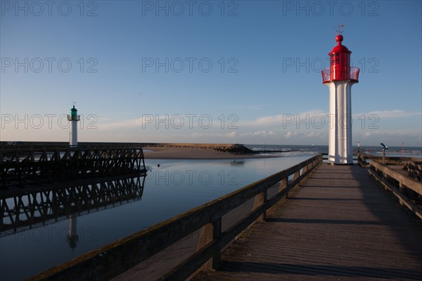 France, region Basse Normandie, Calvados, Cote fleurie, Trouville-sur-Mer, plage, jetee, estacade, phare, mer