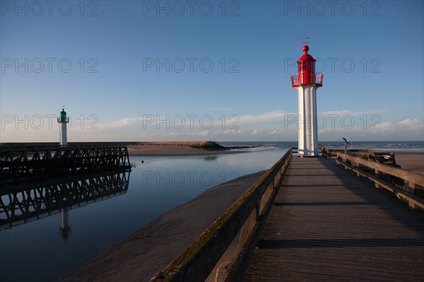 France, region Basse Normandie, Calvados, Cote fleurie, Trouville-sur-Mer, plage, jetee, estacade, phare, mer