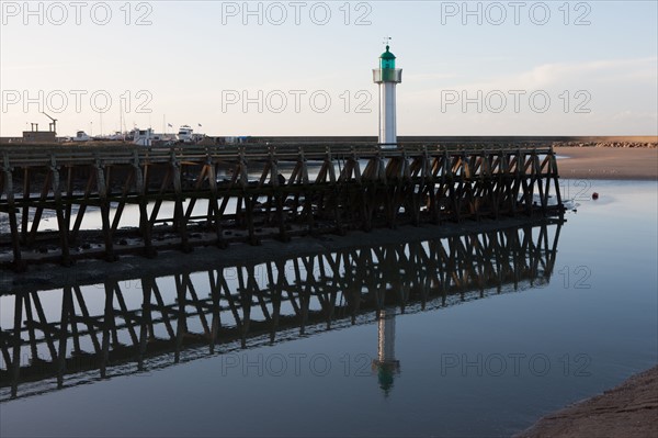 France, region Basse Normandie, Calvados, Cote fleurie, Trouville-sur-Mer, plage, jetee, estacade, phare, mer