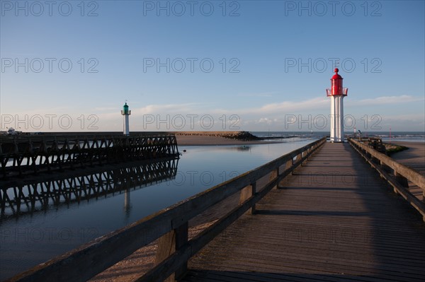 France, region Basse Normandie, Calvados, Cote fleurie, Trouville-sur-Mer, plage, jetee, estacade, phare, mer