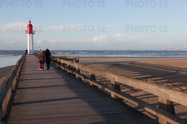 France, region Basse Normandie, Calvados, Cote fleurie, Trouville-sur-Mer, plage, jetee, estacade, phare, mer