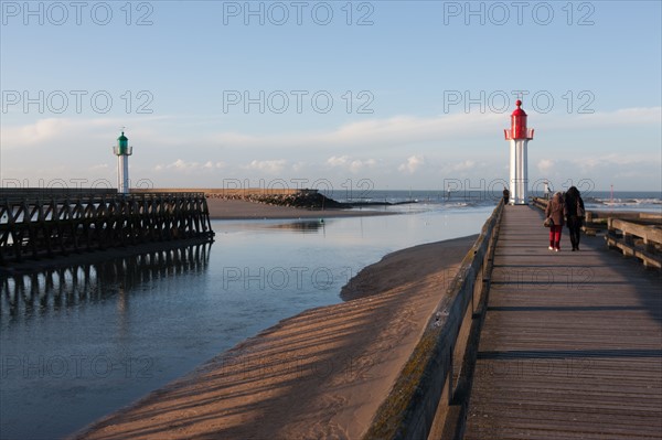 France, region Basse Normandie, Calvados, Cote fleurie, Trouville-sur-Mer, plage, jetee, estacade, phare, mer