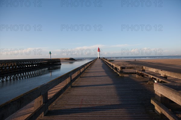 France, region Basse Normandie, Calvados, Cote fleurie, Trouville-sur-Mer, plage, jetee, estacade, phare, mer