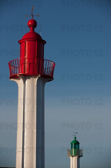 France, region Basse Normandie, Calvados, Cote fleurie, Trouville-sur-Mer, plage, jetee, estacade, phare, mer