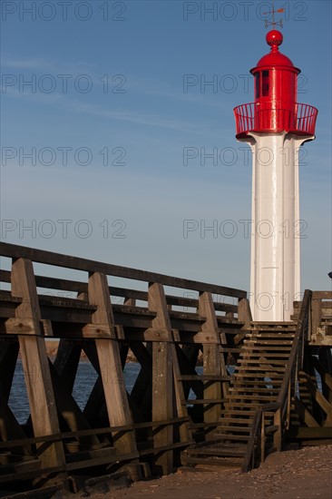 France, region Basse Normandie, Calvados, Cote fleurie, Trouville-sur-Mer, plage, jetee, estacade, phare, mer