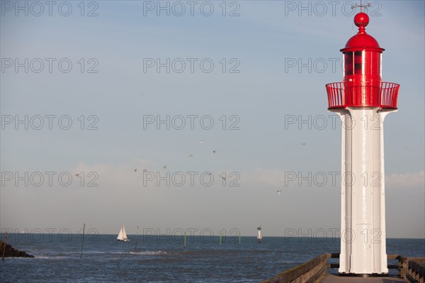 France, region Basse Normandie, Calvados, Cote fleurie, Trouville-sur-Mer, plage, jetee, estacade, phare, mer