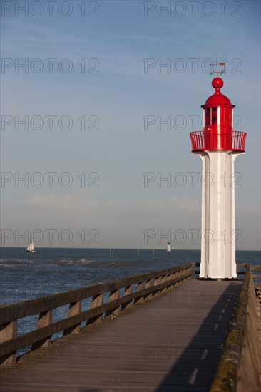 France, region Basse Normandie, Calvados, Cote fleurie, Trouville-sur-Mer, plage, jetee, estacade, phare, mer