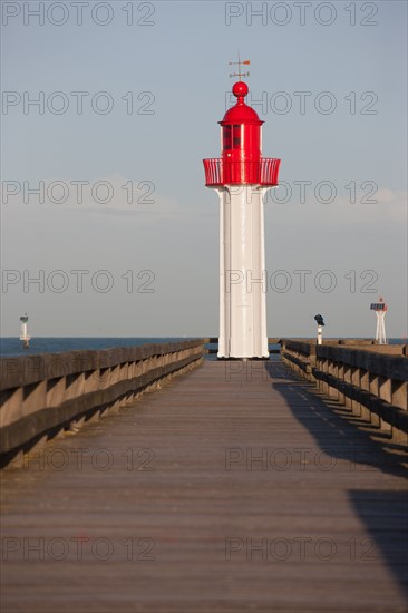 France, region Basse Normandie, Calvados, Cote fleurie, Trouville-sur-Mer, plage, jetee, estacade, phare, mer