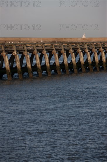 France, region Basse Normandie, Calvados, Cote fleurie, Trouville-sur-Mer, plage, jetee, estacade, phare, mer