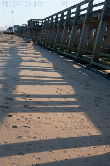 France, region Basse Normandie, Calvados, Cote fleurie, Trouville-sur-Mer, plage, jetee, estacade, phare, mer