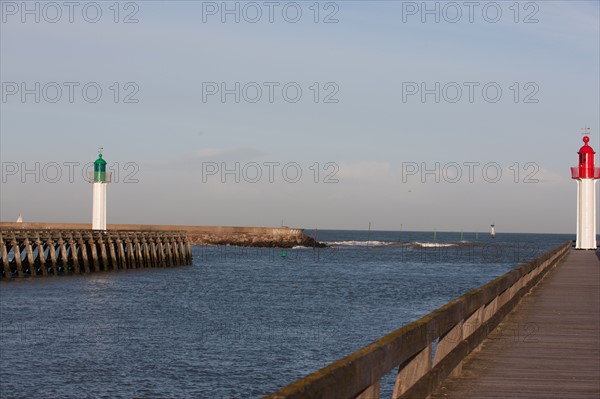 France, region Basse Normandie, Calvados, Cote fleurie, Trouville-sur-Mer, plage, jetee, estacade, phare, mer