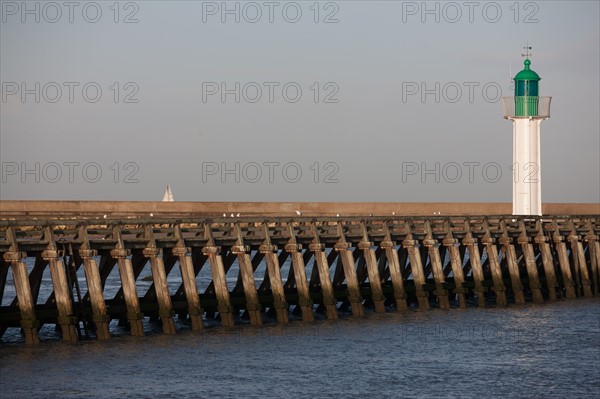 France, region Basse Normandie, Calvados, Cote fleurie, Trouville-sur-Mer, plage, jetee, estacade, phare, mer