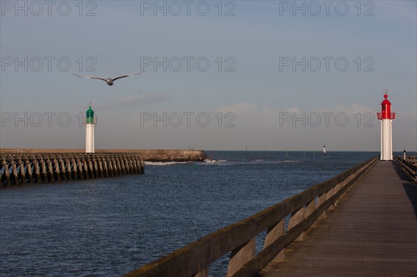 France, region Basse Normandie, Calvados, Cote fleurie, Trouville-sur-Mer, plage, jetee, estacade, phare, mer