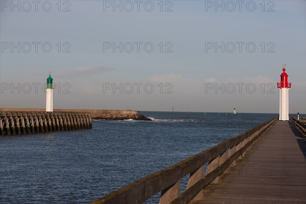 France, region Basse Normandie, Calvados, Cote fleurie, Trouville-sur-Mer, plage, jetee, estacade, phare, mer