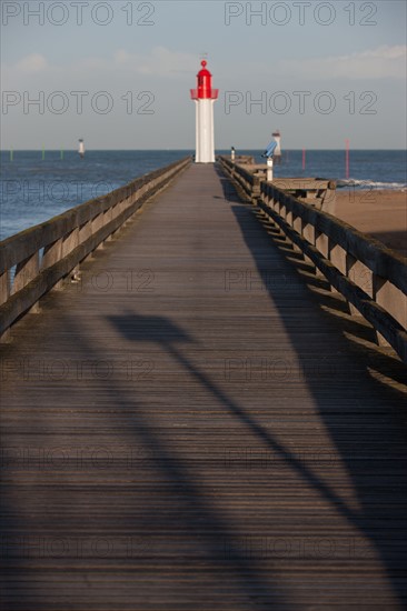 France, region Basse Normandie, Calvados, Cote fleurie, Trouville-sur-Mer, plage, jetee, estacade, phare, mer