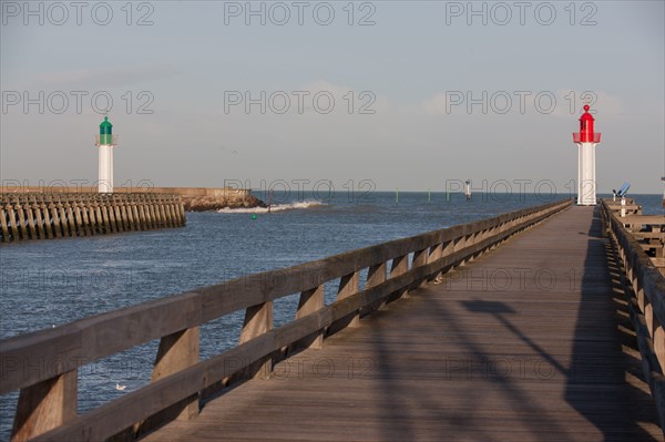 France, region Basse Normandie, Calvados, Cote fleurie, Trouville-sur-Mer, plage, jetee, estacade, phare, mer