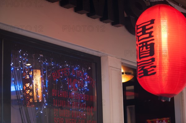 France, region Basse Normandie, Calvados, Cote fleurie, Trouville-sur-Mer, rue des Bains, vitrine, restaurant asiatique, lanterne rouge,