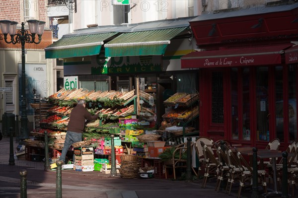 France, region Basse Normandie, Calvados, Cote fleurie, Trouville-sur-Mer, rue des Bains, vitrines, epicerie,