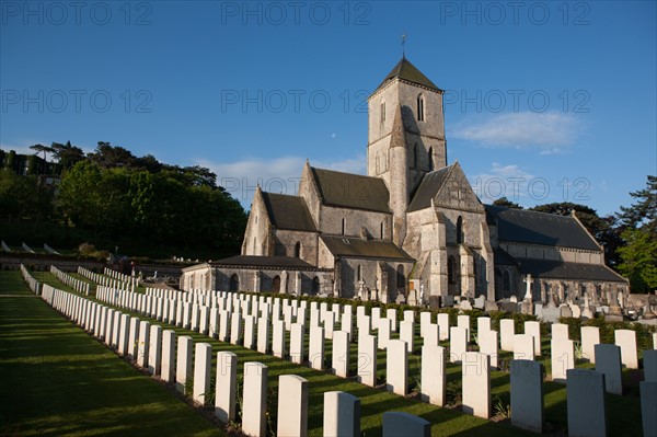 France, region Haute Normandie, Seine Maritime, pays des hautes falaises, Etretat, cimetiere allie, eglise,