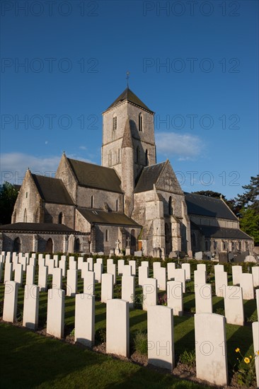 France, region Haute Normandie, Seine Maritime, pays des hautes falaises, Etretat, cimetiere allie, eglise,