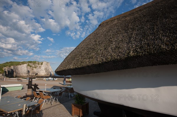 France, region Haute Normandie, Seine Maritime, pays des hautes falaises, Etretat, plage, doris, caique, bateau retourne,