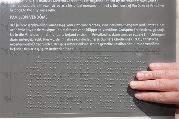 France, Ile de France, Hauts-de-Seine, ville de Clichy-la-Garenne, Pavillon Vendome, Centre d'Art contemporain, panneau, signaletique, braille,
Copyright notice: CRT PIdF