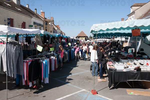 France, Ile de France, Essonne, Milly-la-Foret, place du marche, commerce d'herboristerie, menthe poivree, specialite de Milly,
Mention obligatoire : CRT PIdF