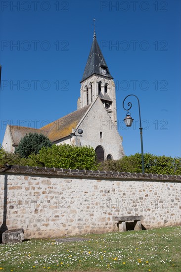 France, Ile de France, Essonne, Milly-la-Foret, eglise depuis le jardin du Centre d'Art contemporain,
Mention obligatoire : CRT PIdF