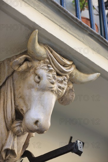 France, Ile de France, Paris 3e arrondissement, Le Marais, 67 rue de Turenne, detail de tete de taureau soutenant le balcon, facade sur rue, immeuble, ancienne boucherie sous le Premier Empire